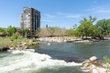 Truckee Nehri üzerindeki Reno şehri, ABD.