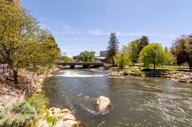 Truckee Nehri üzerindeki Reno şehri, ABD.