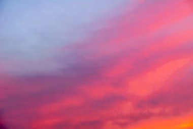 Renkli gökyüzünde batan güneş.