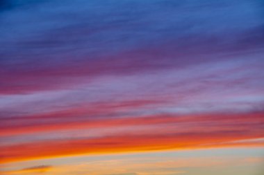 Renkli gökyüzünde batan güneş.