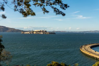Körfez, ada ve San Francisco limanı manzarası.