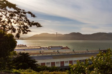 Körfez, ada ve San Francisco limanı manzarası.