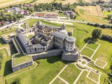 Ujazd 'daki Krzyztopor Kalesi, Polonya' nın Opatw toprakları ve tepeleri arasında kaybolmuş sihir ve gizemlerle dolu bir harabe.