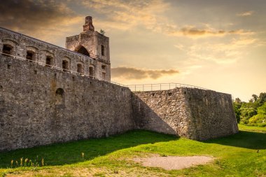Ujazd 'daki Krzyztopor Kalesi Polonya' nın Opatow toprakları ve tepeleri arasında kaybolmuş sihir ve gizemlerle dolu bir harabe.