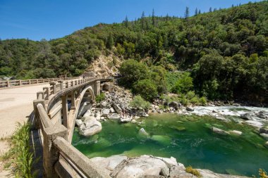The Yuba River in California and its rocky bed.