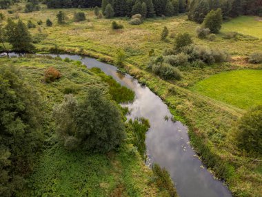 Yazın sonu, Polonya 'nın Grabia Nehri' ndeki batan güneşle aydınlandı..