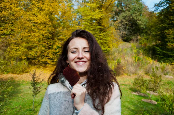 Happy Woman Dark Red Fallen Leaf Hand Autumn Forest Background — Stock Photo, Image