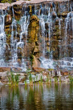 Şelaleye tırmanan su kayaları, doğa arka planı..