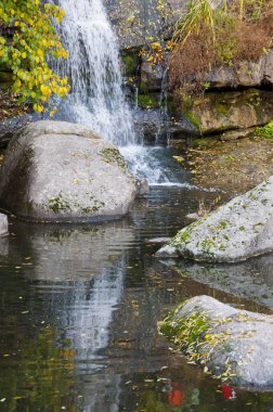 Taşları ve şelalesi olan dağ nehri. doğa arkaplanı.