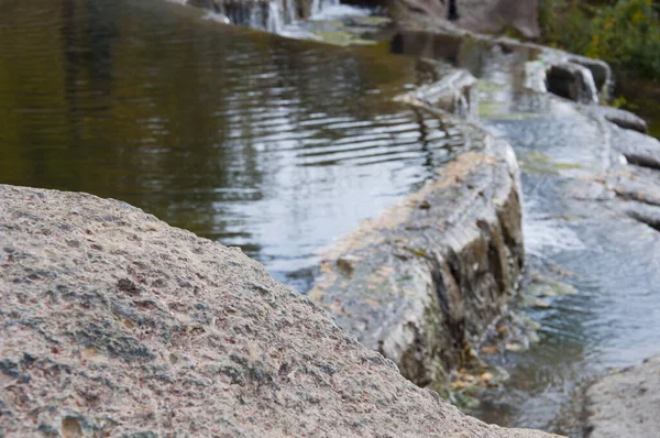 滝は石でカスケードと背景がぼやけている コピースペース 公園の人工滝です 高品質の写真 — ストック写真