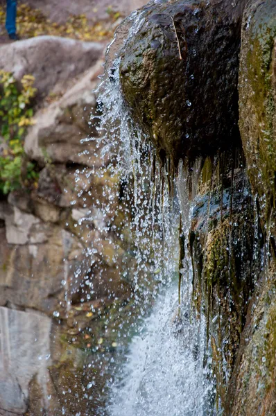 Wasserfall Mit Steinigen Felsen Und Abgefallenen Wassertropfen Nahaufnahme Makro Naturfotografie — Stockfoto