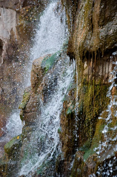 Majestätischen Skogafoss Wasserfall Der Landschaft Mit Steinigen Klippen Wassertropfen — Stockfoto