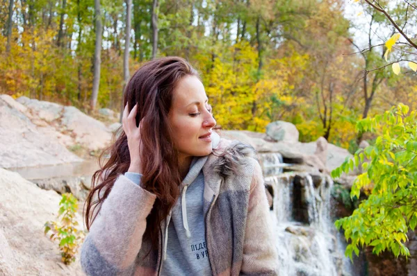 Femme Aux Cheveux Bruns Cascade Avec Forêt Automne Espace Copie — Photo