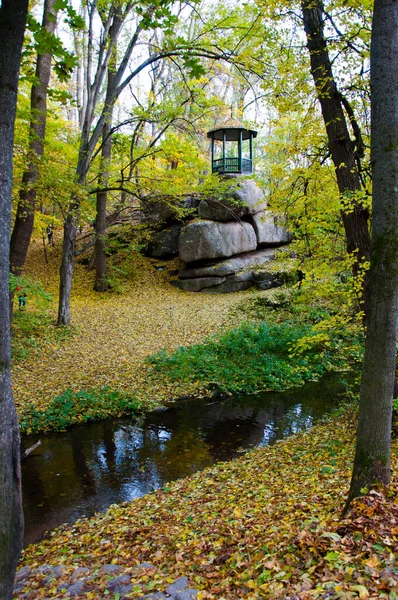 Сезонный Осенний Парк Природный Пейзаж Альков Скале Реки Осенний Лес — стоковое фото