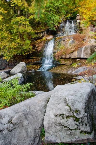 Waterval Een Rivier Met Water Herfst Natuur — Stockfoto