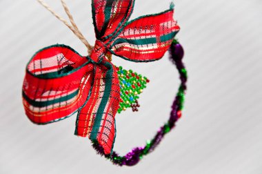 Mutlu yıllar. Mutlu noeller. Beyaz arkaplanda kurdele ile xmas dekorasyonu.