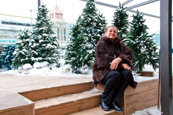 Donna Allegra Pelliccia Seduta All Abete Natale Con Neve Vacanza — Foto Stock