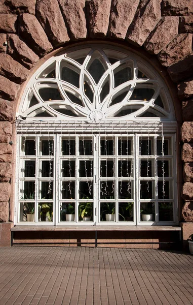 建筑物的拱形玻璃窗 建筑立面概念 图库图片