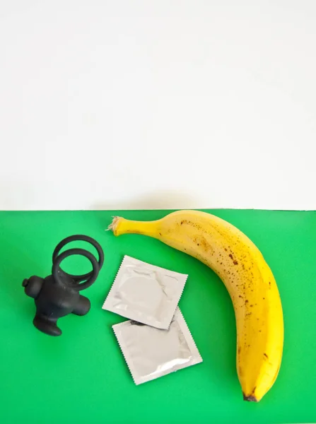 Condom Banana Penis Ring Copy Space — Fotografie, imagine de stoc