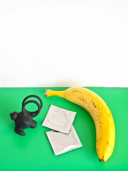 Prezervativ Banane Inel Penis Copia Spațiu — Fotografie, imagine de stoc