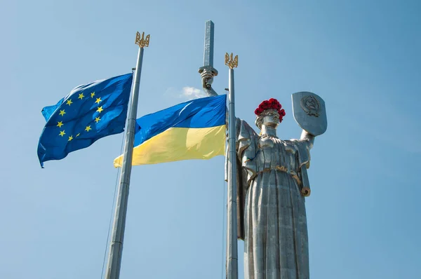Πατρίδα Ουκρανική Και Ευρωπαϊκή Σημαία Ένωση Κυματίζει Μπλε Ουρανό Εθνόσημο Εικόνα Αρχείου