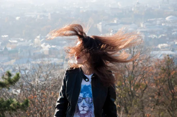 Молода Сексуальна Жінка Довгим Вітряним Волоссям Вулиці — стокове фото