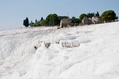 Pamukkale Türkçesi hindide beyaz mineral taşı.