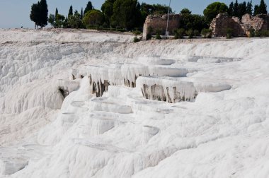 Pamukkale Türk beyaz mineral dağı hindinin içinde. jeoloji.