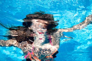 Deniz altındaki kadın. Yaz tatili. Su altında.