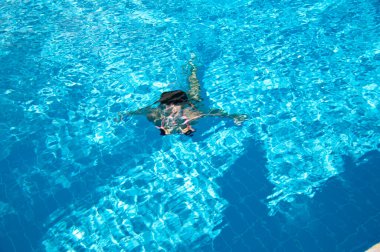 Mavi deniz suyunun altında yüzen kadın. Su altında.