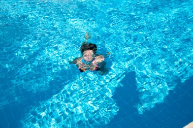 Mavi deniz suyunun altında yüzen kız. Yaz tatili. Su altında.