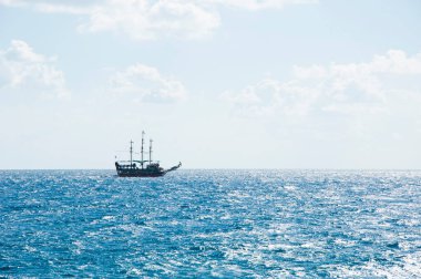 Deniz suyunda korsan gemisi. Yaz tatili ve seyahat. Boşluğu kopyala.