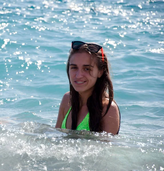 Güneş Gözlüklü Mutlu Kadın Suda Yüzüyor Yaz Tatili — Stok fotoğraf