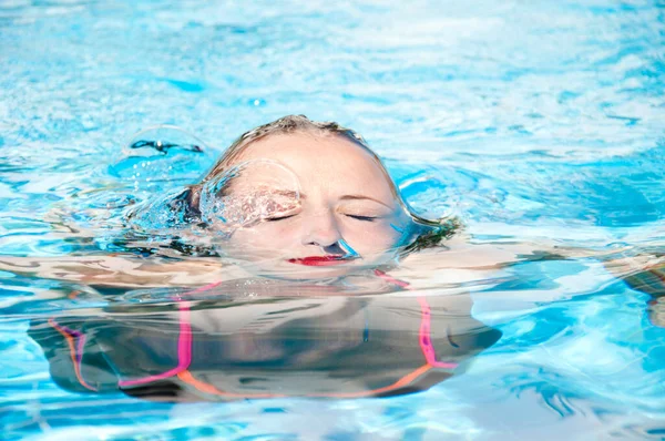 Een Vrouw Die Onder Water Zwemt Zomervakantie Onderwater — Stockfoto