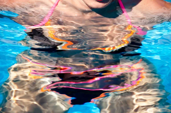 Vrouw Zwemmen Onder Water Zomervakantie Onderwater — Stockfoto