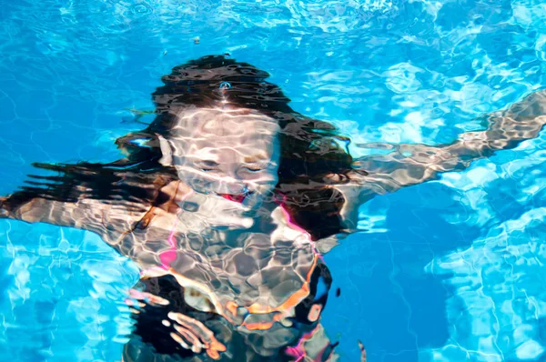 Meisje Zwemt Onder Water Zomervakantie Onderwater — Stockfoto