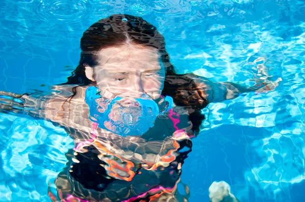 Meisjeszwemmer Onder Water Zomervakantie Onderwater — Stockfoto