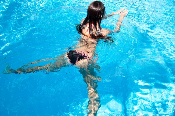 Vrouw Zwemmen Het Zwembad Zomervakantie Activiteit — Stockfoto