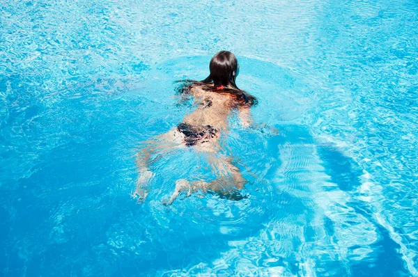 Meisje Zwemmen Het Zwembad Zomervakantie Activiteit — Stockfoto