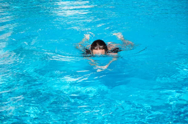 Vrouw Zwemmen Het Zwembad Water Zomervakantie Activiteit — Stockfoto
