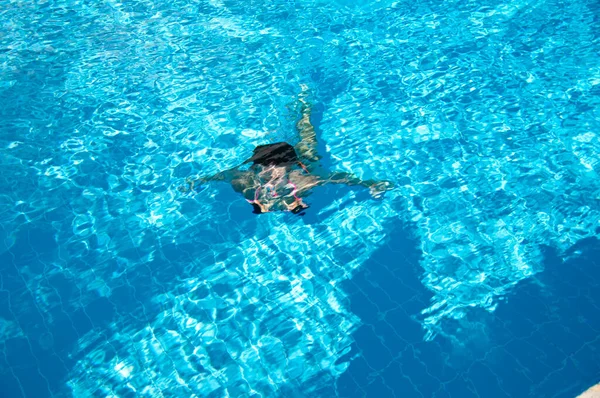 Een Vrouw Die Onder Water Zwemt Onderwater — Stockfoto