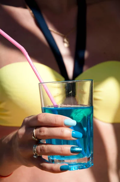 Blauwe Lagune Cocktail Hand Met Blauwe Manicure Zomervakantie — Stockfoto