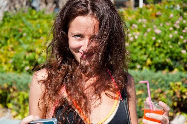 Glad Ung Kvinna Håller Sommar Cocktail Uppfriskande Dryck Hennes Hand — Stockfoto
