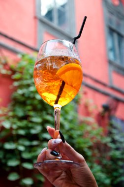 Elimde taze yaz kokteyli var. Bardakta aperatif..