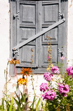 Köyün penceresine tahta panjurlar, çiçek, seçici odak.