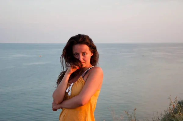 Sexig Solbränd Kvinna Porträtt Sommar Mode Havet Bakgrund — Stockfoto
