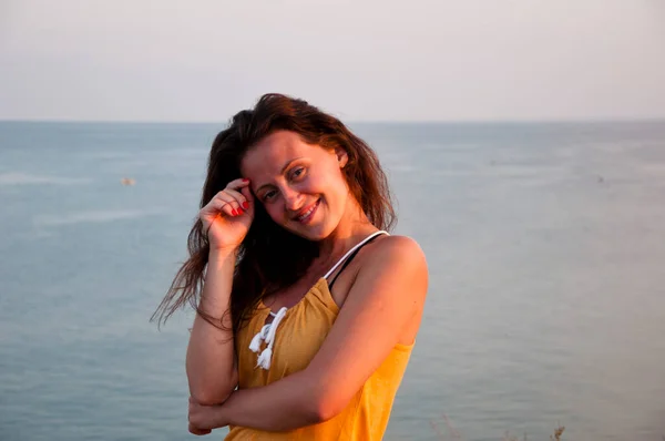Glad Solbränd Kvinna Porträtt Sommar Mode Havet Bakgrund — Stockfoto