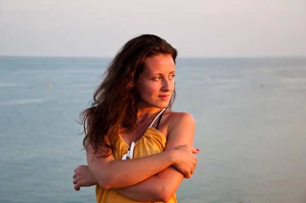 Begrunda Solbränd Kvinna Porträtt Sommar Mode Havet Bakgrund — Stockfoto