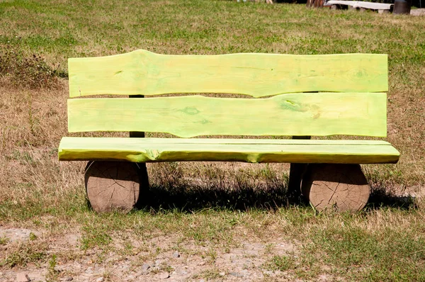 Empty Wooden Bench Grass Park Outdoor — Stock Photo, Image