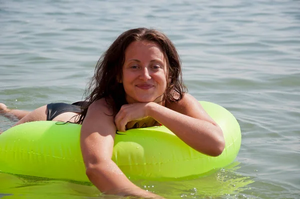Gelukkig Vrouw Zongebruind Zee Water Opblaasbare Ring — Stockfoto